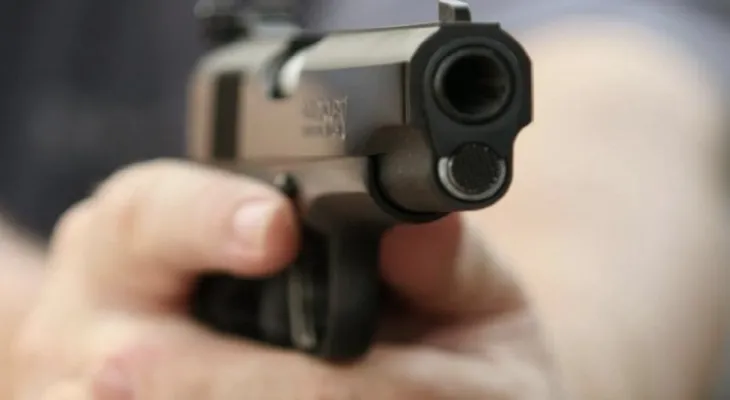 مفتش شرطة يضطر لاستعمال سلاحه الوظيفي لتوقيف شخص هدد أمن المواطنين بسلا