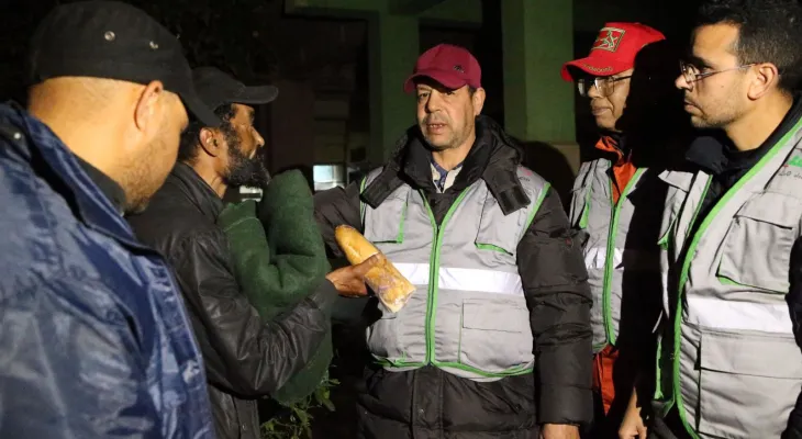 عمالة مكناس تنظم حملة ميدانية إنسانية واجتماعية لفائدة الأشخاص بدون مأوى والمسنين في وضعية الشارع وذلك لحمايتهم من تداعيات موجة البرد القارس