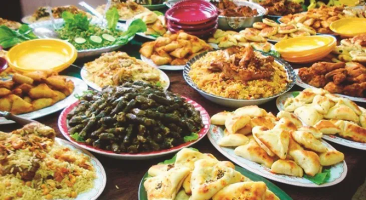 رمضان بين روحانية الصيام وطقوس التخمة: مفارقة الجوع والتبذير