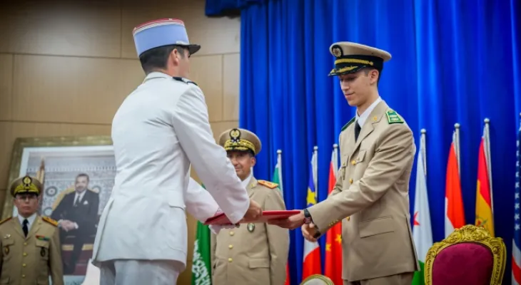 بتعليمات سامية من جلالة الملك، صاحب السمو الملكي ولي العهد الأمير مولاي الحسن يترأس بالقنيطرة حفل تخرج الفوج 26 للسلك العالي للدفاع والفوج 60 لسلك الأركان